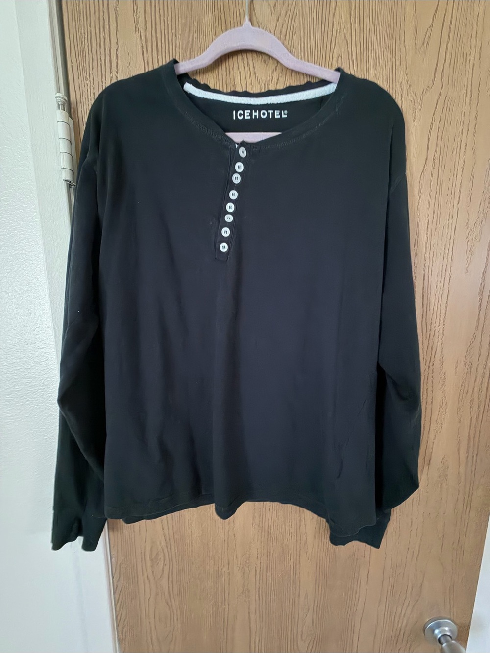 Icehotel Men's Black Long-Sleeve Henley Pullover